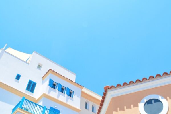 Fachadas de viviendas mediterráneas en la Costa del Sol bajo un cielo despejado